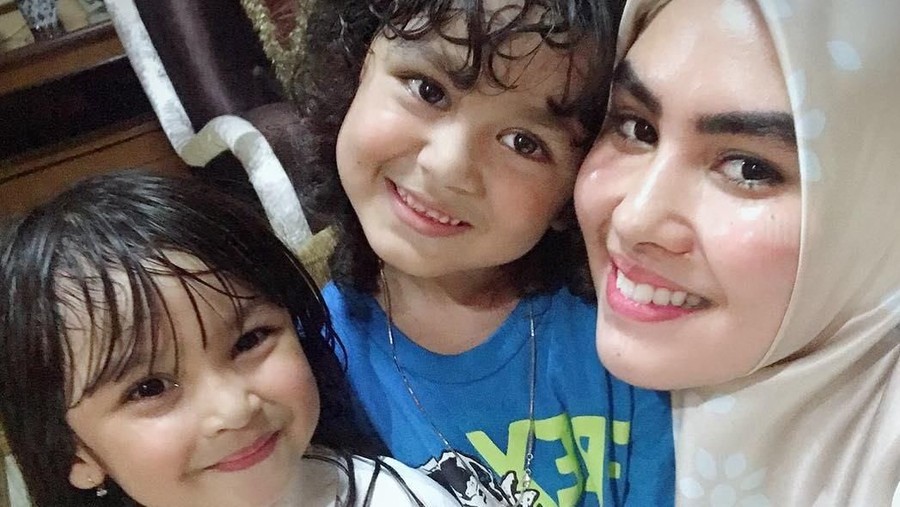 Menyimak lagi kisah lima seleb yang memutuskan untuk mengadopsi anak sebelum menikah.