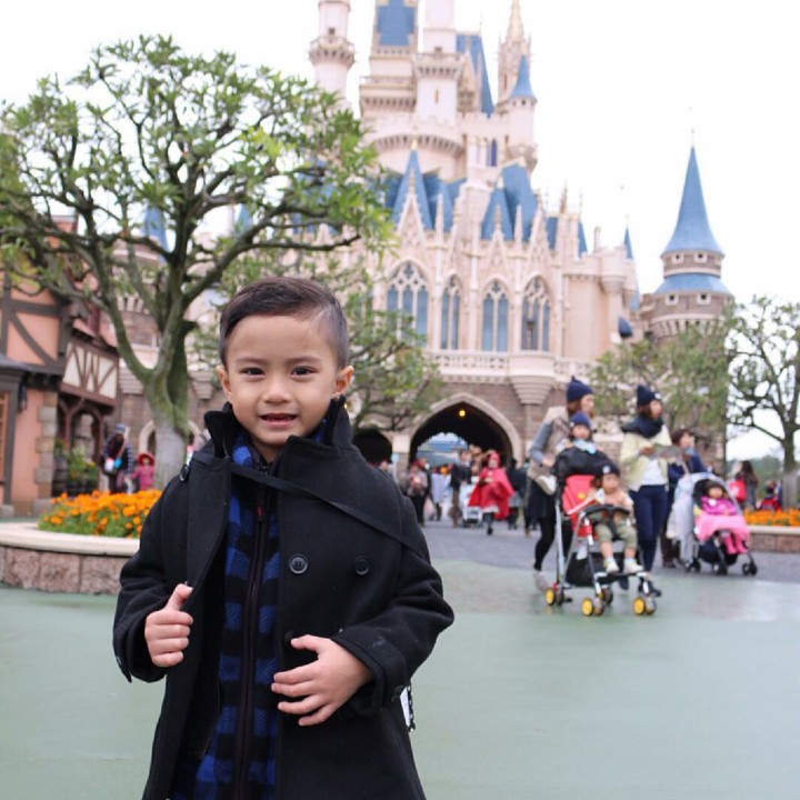 <p>Tetap keren memakai baju hangat supaya nggak kedinginan saat sama ayah bunda di Disneyland, Jepang. (Foto: Instagram/keefebazli)</p>