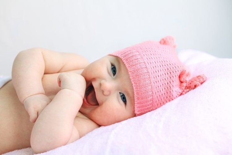 Ingin memberi nama bayi perempuan dengan makna cantik dan menawan, Bun? Intip 50 nama bayi perempuan ini ya.