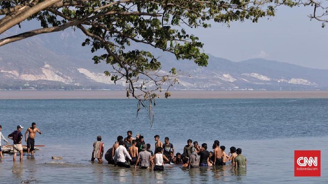 FOTO : Luluh Lantak Pesisir Pantai Talise Disapu Tsunami