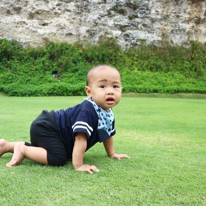 <p>Yeay! Rasyid udah bisa merangkak lho. Makin menggemaskan deh kamu, Nak. (Foto: Instagram/annisanurramadhani)</p>