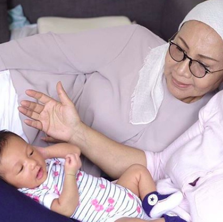 <p>Menghabiskan waktu bareng cucu memang bisa jadi kebahagiaan tersendiri untuk seorang nenek. Setuju, Bun? (Foto: Instagram @rsarumpaet)  </p>