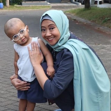 Asri Welas Tunda Pemasangan Lensa di Kornea Mata Anak Keduanya