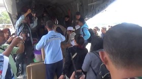 VIDEO: Keluarga Nebeng Pesawat TNI Cari Korban Gempa Palu