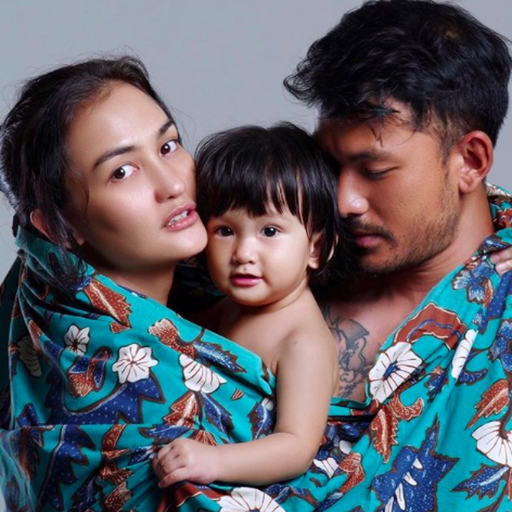 <p>Ayah, Bunda, dan si kecil berada dalam satu balutan kain batik? Bisa jadi foto keluarga keren lho. (Foto: Instagram/ @atiqahhasiholan)</p>