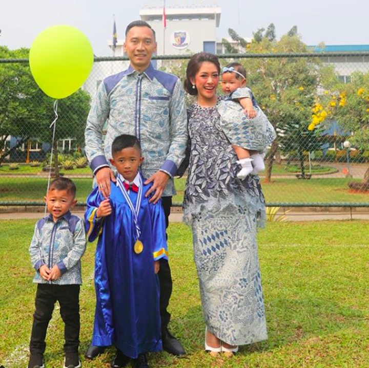 <p>Menghadiri wisuda TK si sulung Airlangga, batik pun jadi busana andalah keluarga Edhie Baskoro Yudhoyono. (Foto: Instagram/ @ruby_26)</p>