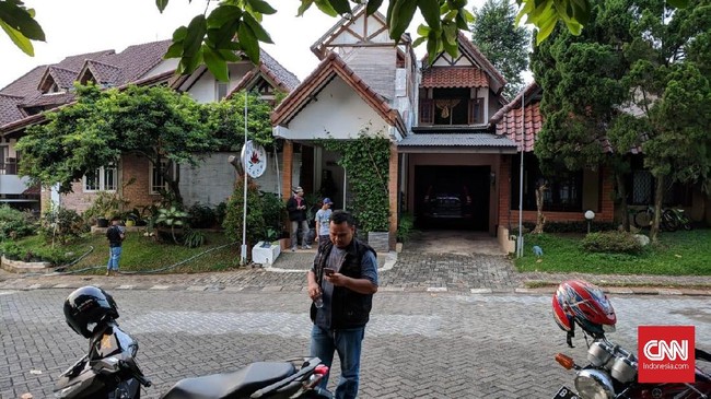 Laskar Pembela Islam yang merupakan sayap FPI menginstruksikan anggotanya menjaga rumah Neno Warisman untuk antisipasi penganiayaan seperti Ratna Sarumpaet.