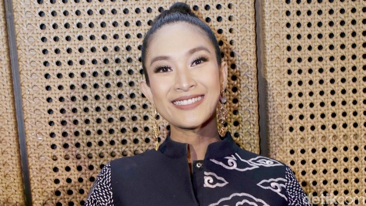 Aktris Happy Salma punya cara tersendiri demi seimbangnya urusan pekerjaan dengan hal-hal terkait mengurus anak.
