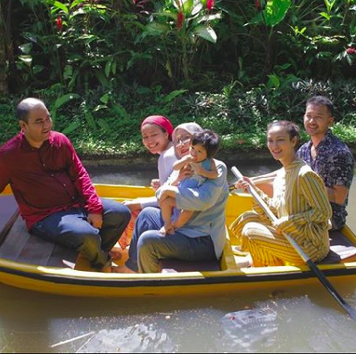 <p>Asyiknya naik perahu bareng cucu, anak-anak serta menantu. (Foto: Instagram @rsarumpaet)  </p>