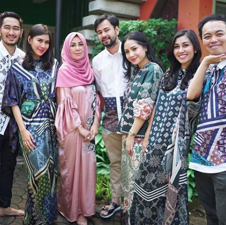 <p>Giliran keluarga Raffi Ahmad nih yang kompakan pakai batik di momen Lebaran. Nggak kalah kece kan, Bun? (Foto: Instagram/ @raffinagita17)</p>