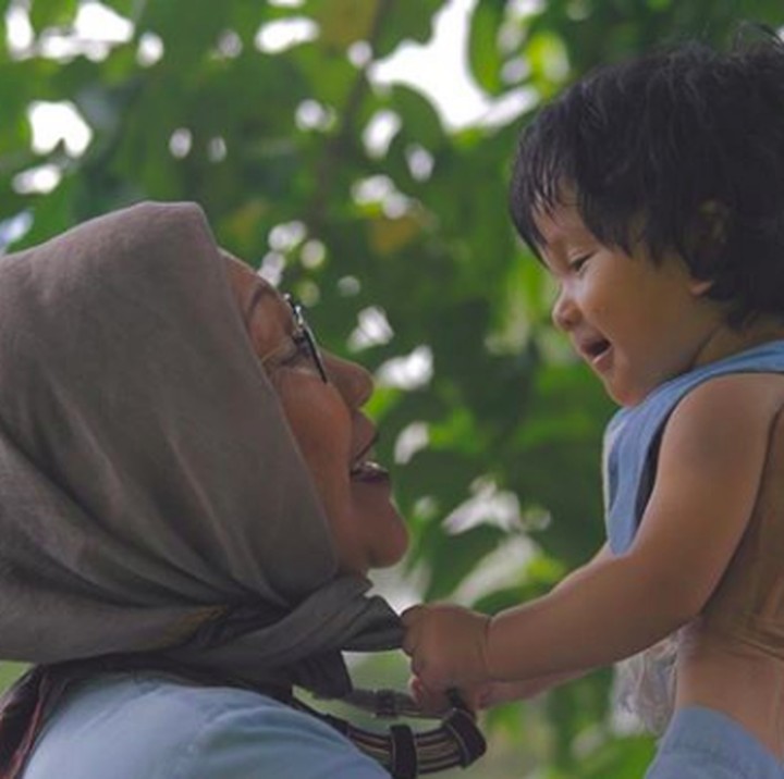 <p>Bonding Opung Ratna Sarumpaet dengan Salma. Damai banget lihat foto ini ya, Bun. (Foto: Instagram @rsarumpaet)  </p>