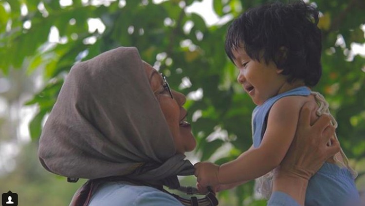 Ratna Sarumpaet yang kita kenal adalah sosok yang tegas dan keras, namun ia tetaplah seorang nenek yang luluh juga saat bicarakan cucu kesayangan.