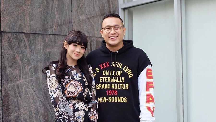 Pasca Istri Keguguran, Gilang Dirga Mengaku Lebih Sayang Gilang Dirga mengaku jadi lebih sayang pasca istrinya mengalami keguguran.