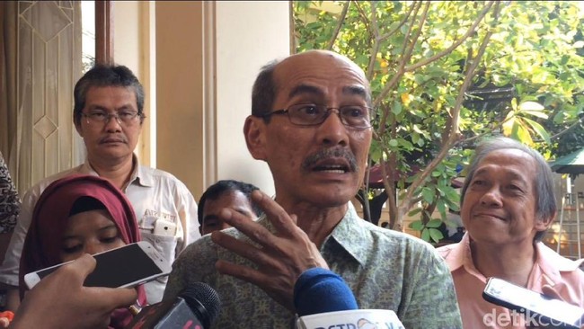 Faisal Basri mengkritik konsep hilirisasi mineral mentah ala Presiden Jokowi karena hanya menguntungkan industri di China.