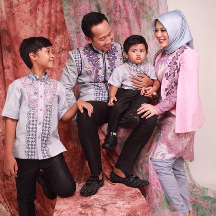 <p>Busana batik denga warna lembut bikin penampilan keluarga Denny Cagur dan Shanty makin cute. (Foto: Instagram/ @shantydenny)</p>