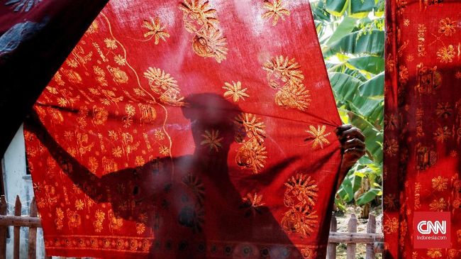 Telah hadir sejak dahulu kala, pamor dan eksistensi batik Betawi merangkak perlahan.