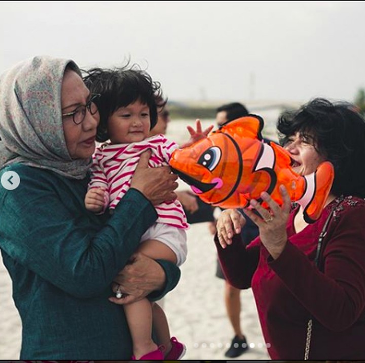 <p>Beginilah kalau Ratna Sarumpaet momong cucu. Menemani si kecil Salma bermain balon Nemo. (Foto: Instagram @atiqahhasiholan)  </p>