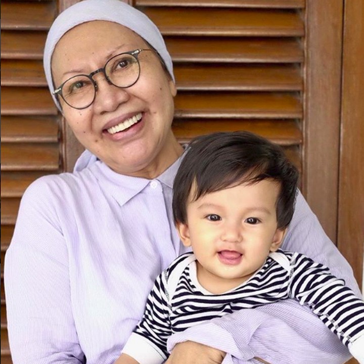 <p>Momen manis saat Salma digendong Opung tercinta. Aih, damainya. (Foto: Instagram @atiqahhasiholan)</p>