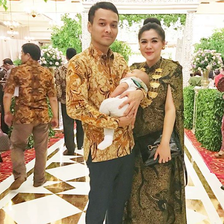 <p>Nggak apa-apa si kecil pakai onesies, yang penting Bunda Vicky Shu dan Ayah Ade sama-sama pakai batik ya, he-he-he. (Foto: Instagram/ @vickyshu)</p>