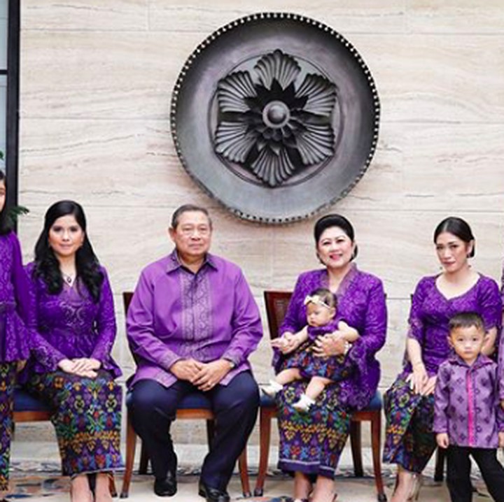 <p>Keluarga besar SBY kembaran pakai batik bernuansa ungu nih. Kompak abis. (Foto: Instagram/ @annisayudhoyono)</p>