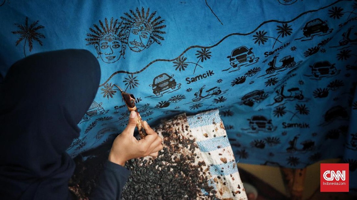 FOTO : Warna 'Berani' Betawi di Hari Batik