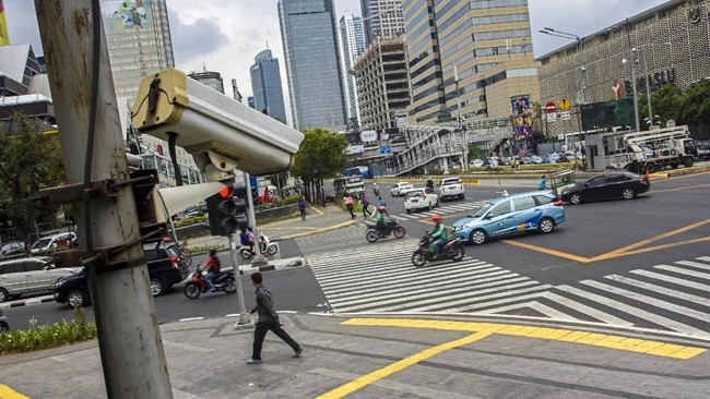 Dirlantas Polda Metro Jaya Kombes Pol Komarudin mengatakan ETLE hanya bisa menangkap gambar pelanggaran pengguna kendaraan, selain itu belum.