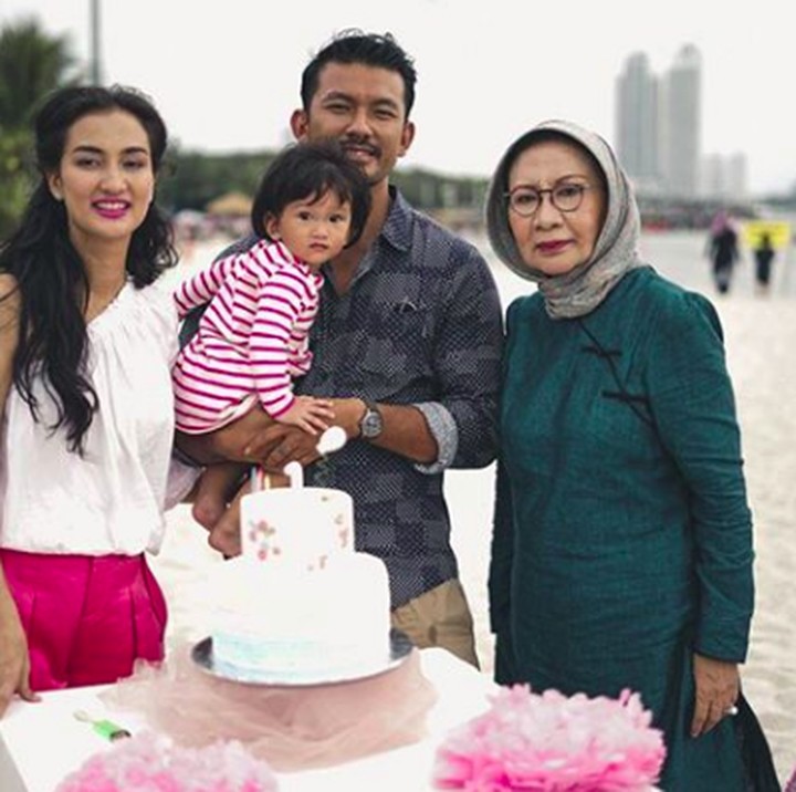 <p>Kebersamaan Ratna Sarumpaet saat ulang tahun cucunya, Salma Jihane Putri Dewanto. Salma merupakan anak dari Atiqah Hasiholan dan Rio Dewanto. (Foto: Instagram @rsarumpaet)  </p>