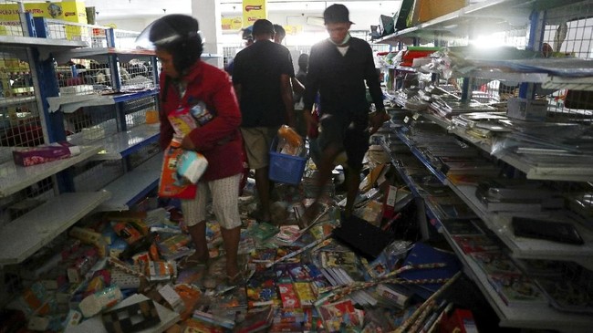 Kepolisian kembali menetapkan 42 orang menjadi tersangka kasus penjarahan di Palu, Sulawesi Tengah, pasca gempa pada Jumat pekan lalu.