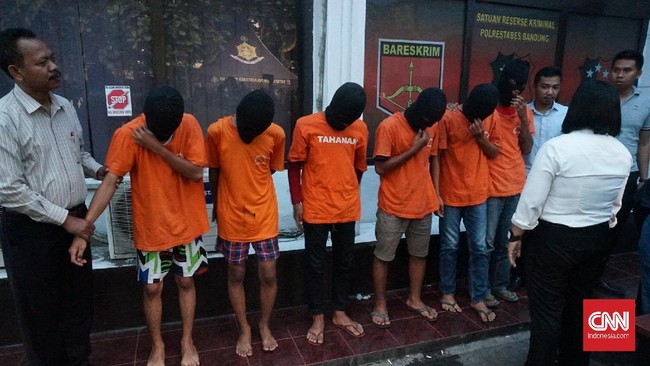 Hakim PN Bandung menunda sidang lima terdakwa pengeroyokan suporter Persija Haringga Sirla karena jaksa belum siap membacakan tuntutan.