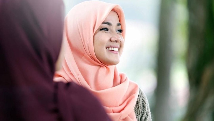 Jawaban Nirina Zubir soal panggilan berhijab pasca memerankan tokoh gadis Minang di film Liam dan Laila.
