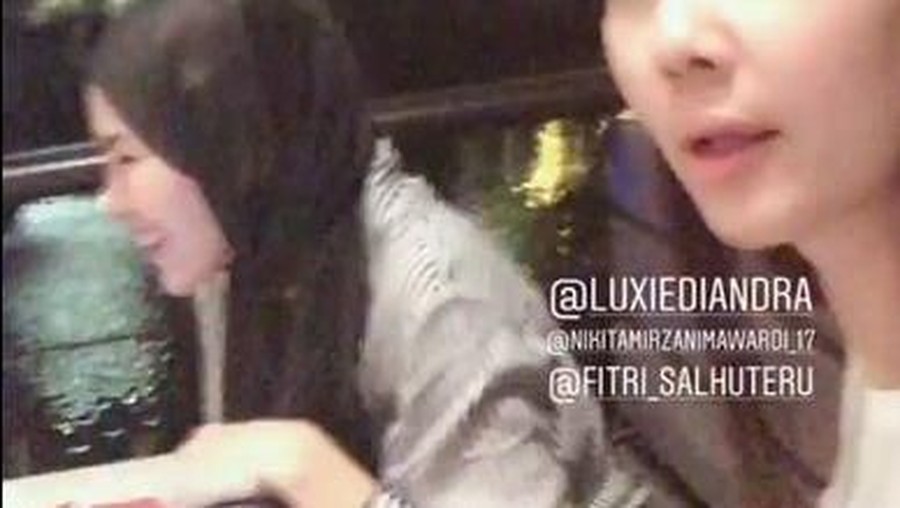 Kalina Oktarani Panggil Nikita Mirzani Ibu Hamil Tengah menikmati makan malam bersama, Kalina Oktarani panggil Nikita Mirzani dengan sebutan Ibu Hamil.