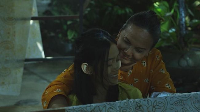 Film pendek 'Sekar' karya Kamila Andini mengisahkan seorang wanita buta yang mencintai batik dan 'melihat' karya budaya itu dari sisi lain.