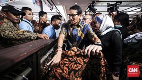 Rayakan Hari Batik, Sandi Kenakan Baju Pemberian Prabowo