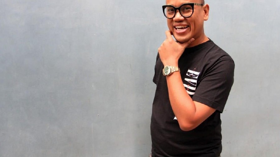Indonesia tengah memperingati Hari Batik Nasional, Selasa (2/10). Beberapa artis seperti Uya Kuya dan Nikita Mirzani ikut kenakan batik.