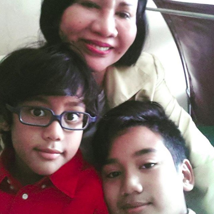 <p>Cheese! Happy banget Opung Ratna foto bareng cucu. (Foto: Instagram @rsarumpaet)  </p>