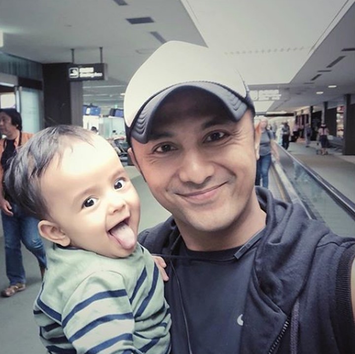<p>Jahil banget nih Baby Z sama ayahnya. (Foto: Instagram @sonyafatmala)</p>