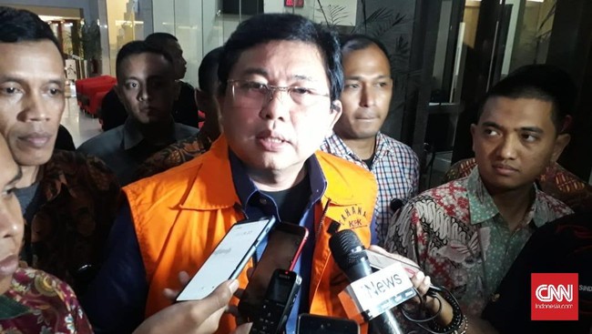 KPK menyita uang sejumlah Sin$40 ribu dari mobil Lucas, tersangka merintangi penyidikan kasus dugaan suap mantan petinggi Lippo Group, Eddy Sindoro.