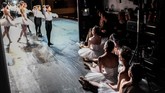 FOTO: Di Balik Indah Balet Paris Di atas panggung para penari balet memang terlihat mengesankan, namun di belakang panggung mereka harus berlatih dengan keras.