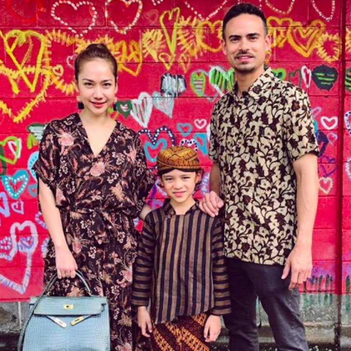 <p>Saat momen Kartinian Noah, keluarga Bunga Citra Lestari dan Ashraf Sinclair memakai busana batik. Makin cute aja penampilan mereka ya! (Foto: Instagram/ @bclsinclair)</p>
