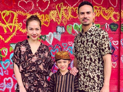 Gaya Kompak Keluarga Pakai Batik, Mana Paling Keren?