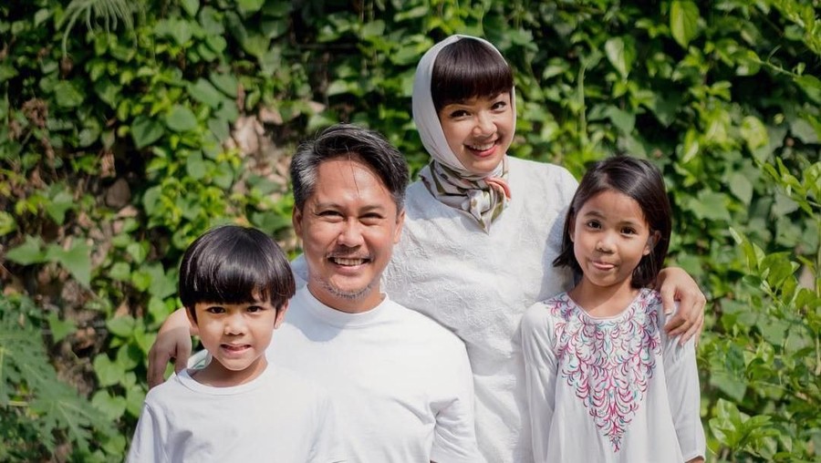 Alasan Nirina Zubir Bekali Anak Ilmu Bahasa Sebanyak Mungkin Nirina Zubir dan suami, Ernest, memiliki alasan tersendiri membekali kedua anaknya dengan ilmu bahasa sebanyak mungkin.