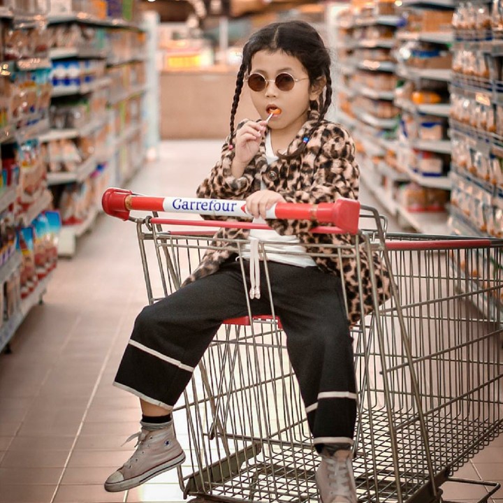 <p>Di supermarket pun Neisya nggak lupa pose lho. Hmm, Neisya sepertinya berbakat jadi model ya. (Foto: Instagram/neisya_aprilia)</p>