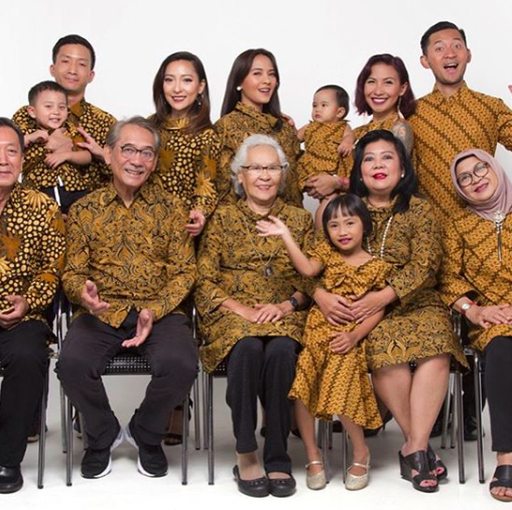 <p>Seru! Ketika keluarga besar penyanyi Lala Karmela kompakan pakai batik di hari Lebaran. (Foto: Instagram/ @lalakarmela)</p>
