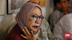Atiqah Hasiholan Dampingi Ratna Sarumpaet di PN Jaksel