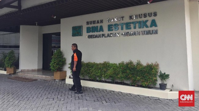 Usai dugaan operasi plastik oleh Ratna Sarumpaet mengemuka, sejumlah petugas Polda Metro Jaya tampak menyambangi Rumah Sakit Khusus (RSK) Bina Estetika.