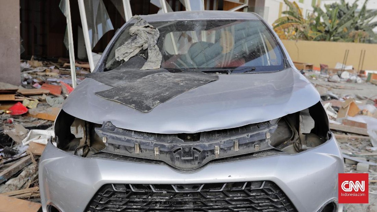 FOTO: Mobil dan Motor Korban Gempa Palu yang 'Ditelanjangi'