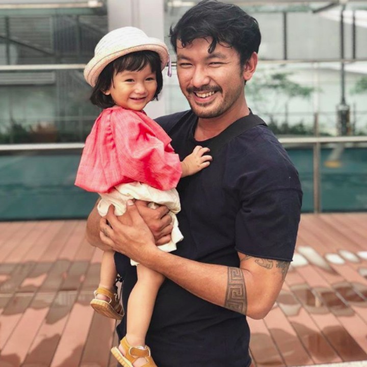 <p>Gimana Bun, Salma mirip kan sama ayah Rio Dewanto? (Foto: Instagram @atiqahhasiholan)  </p>