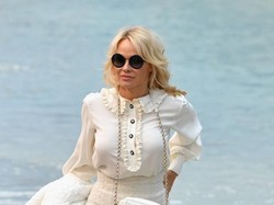 Pamela Anderson Ogah Nonton Biopik Dirinya yang Diperankan Lily James