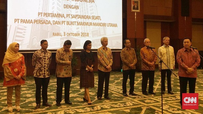 PT Adaro Energy Tbk berkomitmen mengkonversi transaksi yang semula berdenominasi dolar AS ke rupiah senilai US$1,7 miliar atau Rp25 triliun sepanjang 2018.