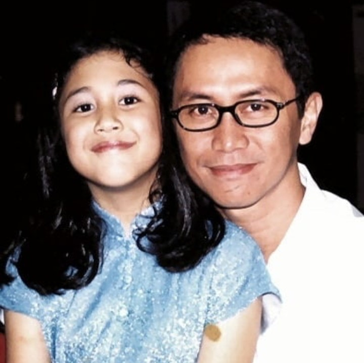 <p>Tebak, Bun, Addie MS sedang foto bareng siapa? Yap, betul sekali itu adalah Sherina saat masih kecil. He-he-he. (Foto: Instagram/ @addiems999)</p>